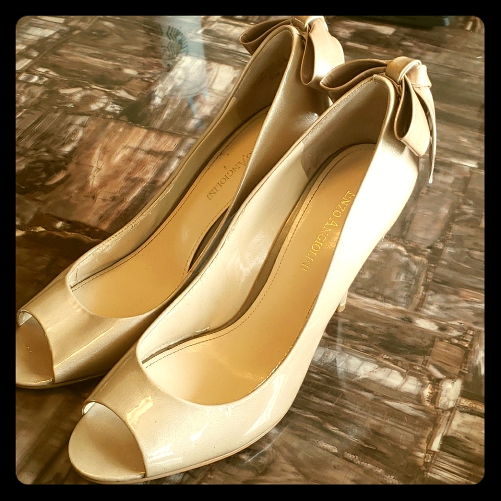 Open toe stiletto pumps. Patent nude heels.